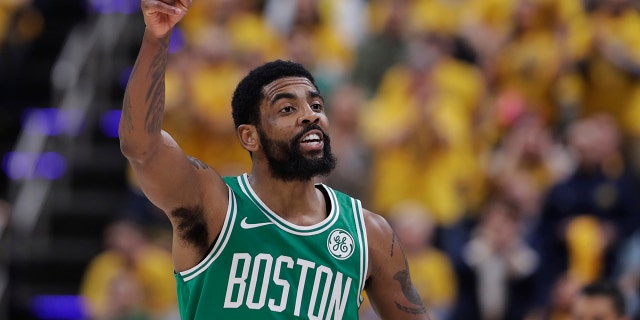 El guardia de los Boston Celtics, Kyrie Irving, hace gestos durante la primera mitad del Juego 3 de la serie de playoffs de la primera ronda del equipo contra los Indiana Pacers el 19 de abril de 2019 en Indianápolis.