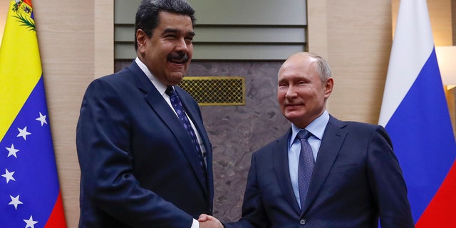Russlands president Vladimir Putin, til høyre, håndhilser på sin venezuelanske kollega Nicolas Maduro