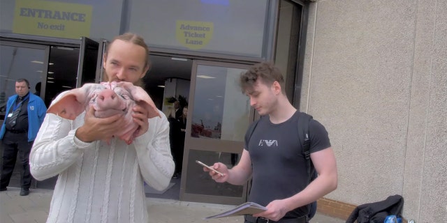 Sv3rige was filmed eating the pigs head during a clash between protesters outside VegFest in Brighton.