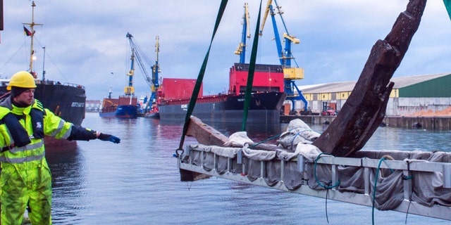 One of the ship's timbers recovered from wrecksite. (Landesamt für Kultur und Denkmalpflege Mecklenburg-Vorpommern)