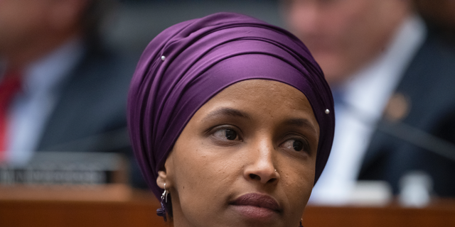 Rép. Ilhan Omar, D-Minn., Est vu sur Capitol Hill à Washington, le 6 mars 2019. (Associated Press)