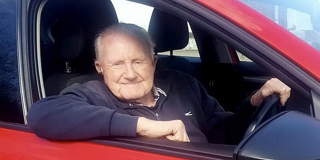 Britain's oldest taxi driver retires at 85 | Fox News