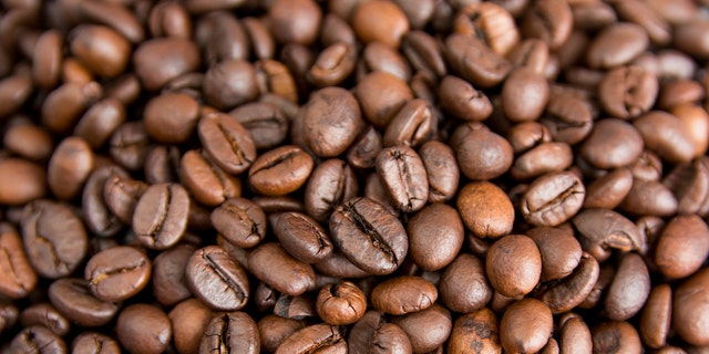 Grãos de café torrados podem ser usados ​​como pano de fundo e grãos de café marrons como pano de fundo