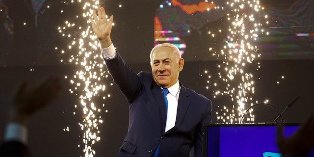 Le Premier ministre israélien Benjamin Netanyahu salue ses partisans après la fermeture des bureaux de vote pour les élections générales israéliennes à Tel Aviv, Israël, le mercredi 10 avril 2019. 