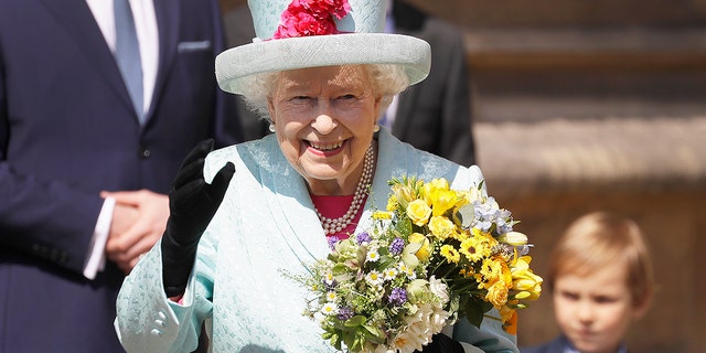 Queen Elizabeth II of England greets the public after her departure for the Easter Mattins Service at St. George's Chapel, Windsor Castle, England on Sunday, April 21, 2019. (AP photo / Kirsty Wigglesworth, pool)