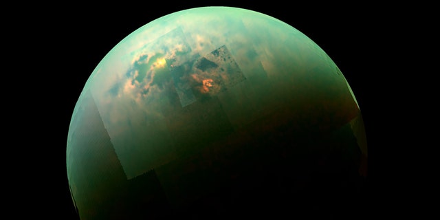 卡西尼号的这张近红外彩色视图显示了太阳从泰坦的北极海闪闪发光。 （图片来源：NASA / JPL-Caltech /亚利桑那大学/爱达荷大学）