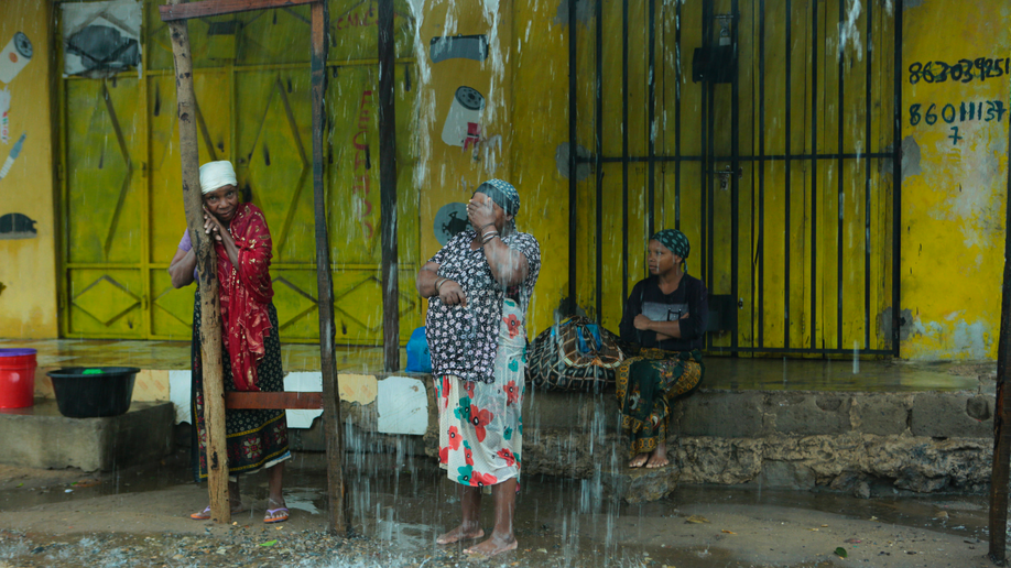 Cyclone Kenneth: Rescue efforts under way in northern Mozambique