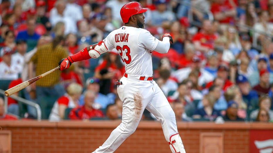 St. Louis Cardinals&#39; Marcell Ozuna face plants after overestimating fly ball | Fox News
