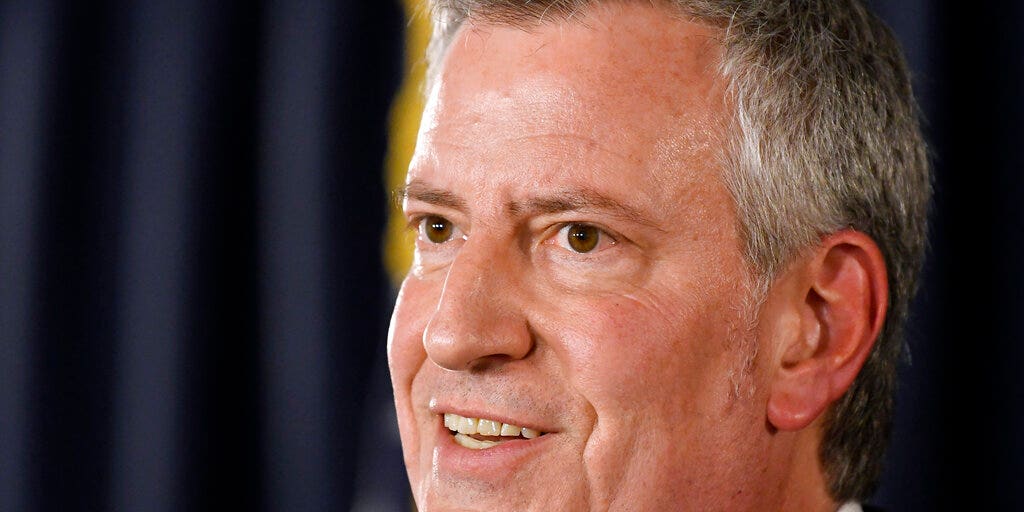 New Yorkers mock de Blasio in Iowa with fake dollars: ‘In Bill we trusted’