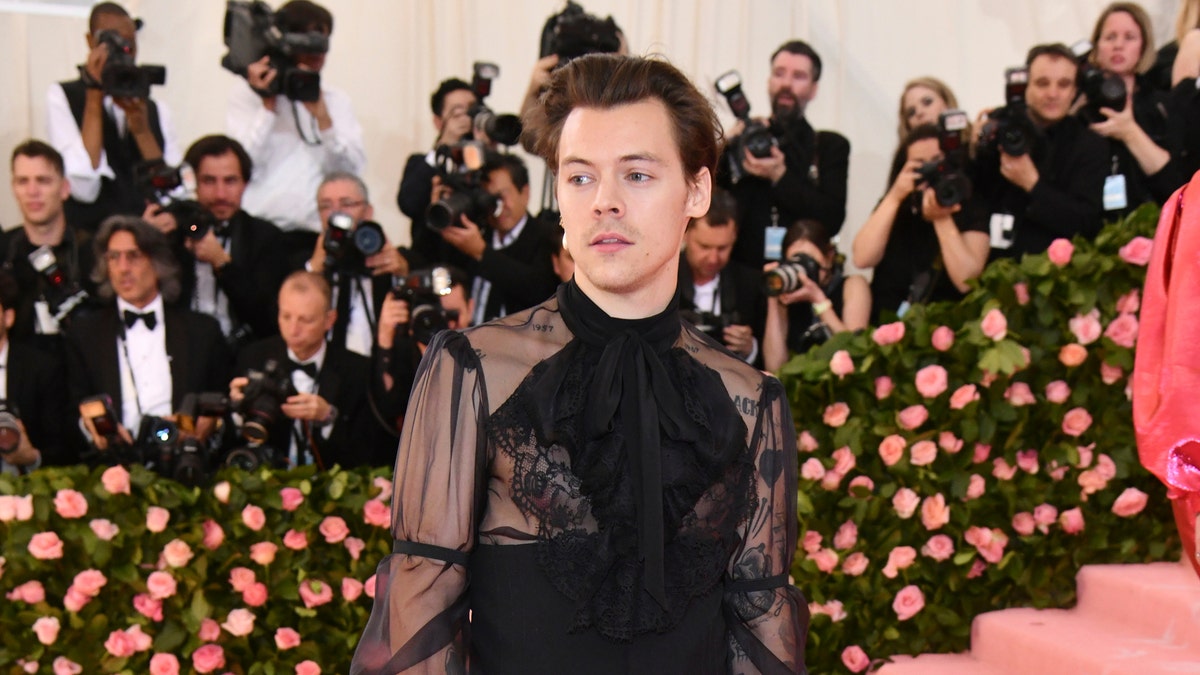 Harry styles met gala hotsell 2019 outfit