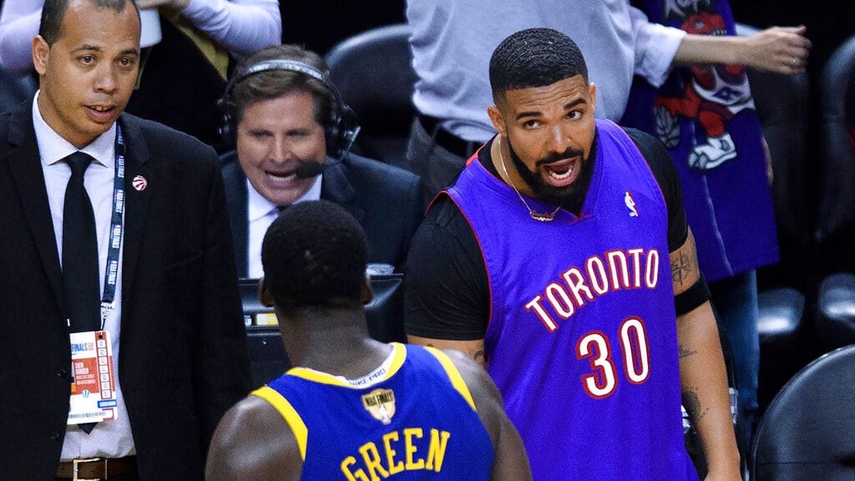 Drake Becomes New Meme at Raptors Game 😭 #Shorts 