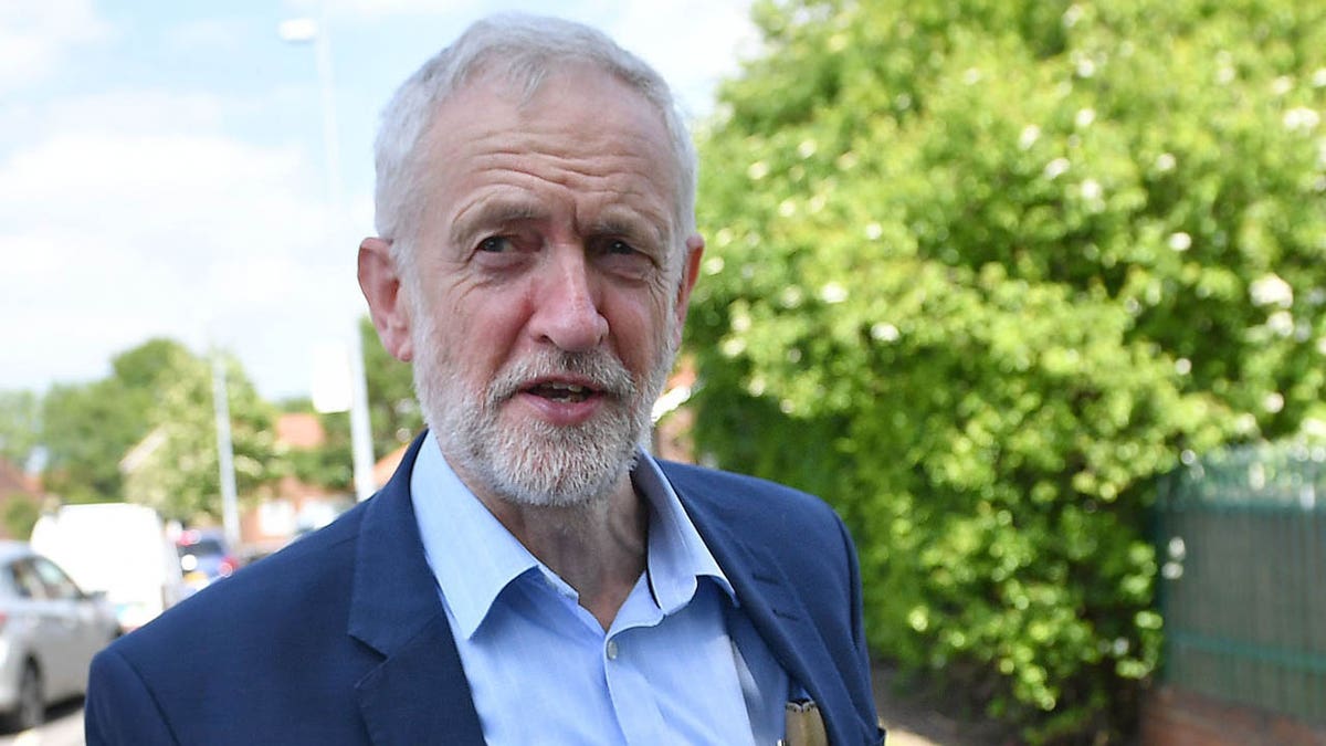 Labour Party leader Jeremy Corbyn views houses with solar panels on Mereside Grove in Worsley on May 16, 2019 in Salford, England. (Getty Images)