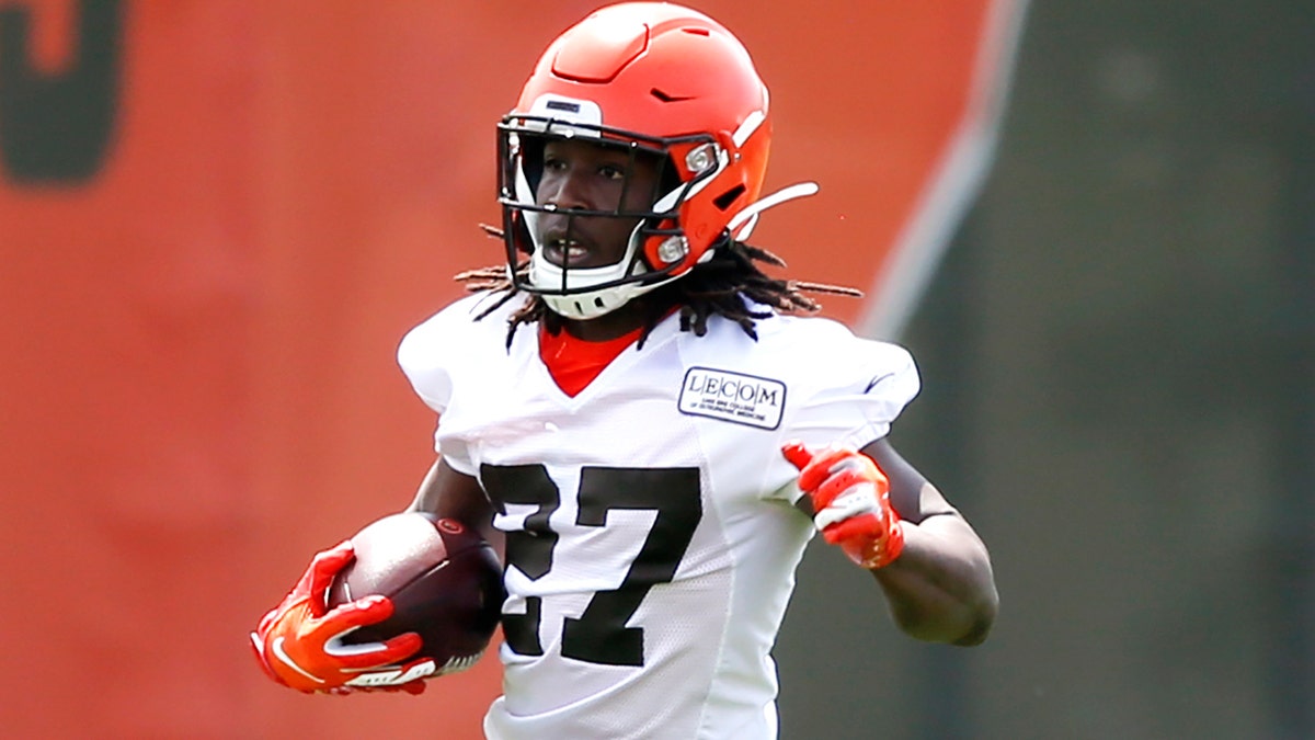 Cleveland Browns' Kareem Hunt runs through a drill during an NFL football organized team activity session at the team's training facility Wednesday, May 15, 2019, in Berea, Ohio. (AP Photo/Ron Schwane)