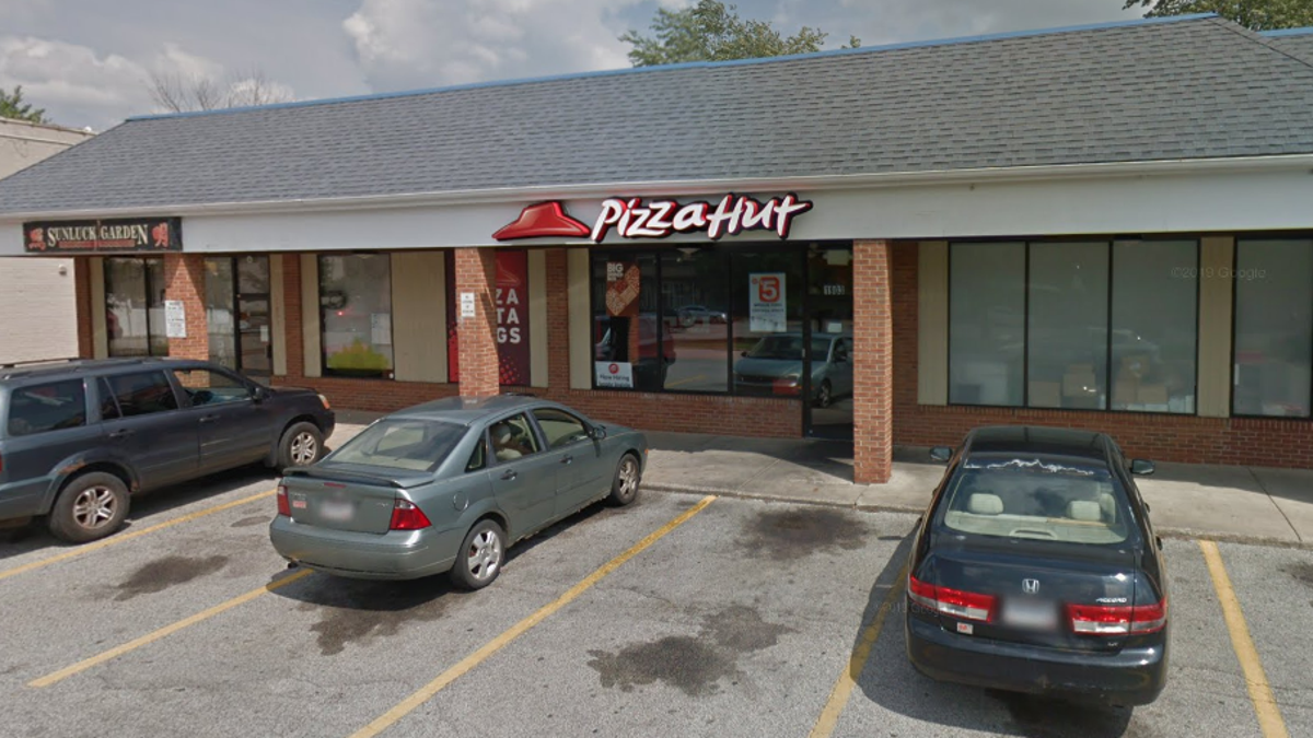 The customer, 31, said he wanted to come behind the counter and kill the manager after receiving his pizza sans pepperoni.