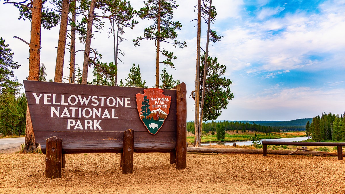 yellowstone national park sign