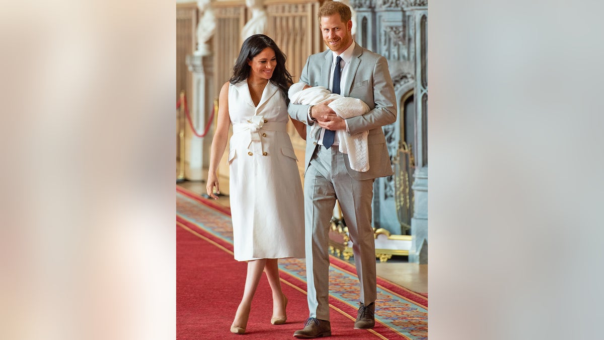 WINDSOR, ENGLAND - MAY 08: Prince Harry, Duke of Sussex and Meghan, Duchess of Sussex, pose with their newborn son during a photocall in St George's Hall at Windsor Castle on May 8, 2019 in Windsor, England. The Duchess of Sussex gave birth at 05:26 on Monday 06 May, 2019. (Photo by Dominic Lipinski - WPA Pool/Getty Images)