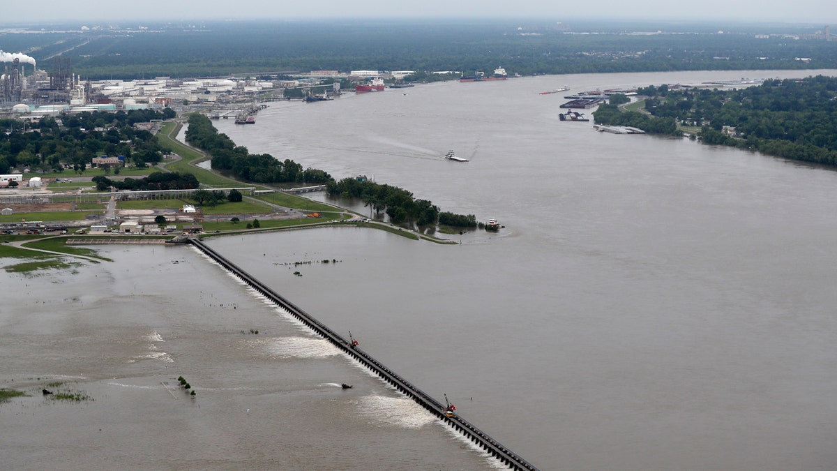 Река с нантом и орлеаном. Новый Орлеан Миссисипи. Новый Орлеан река Миссисипи. Река Миссисипи Луизиана. Новый Орлеан набережная Миссисипи.