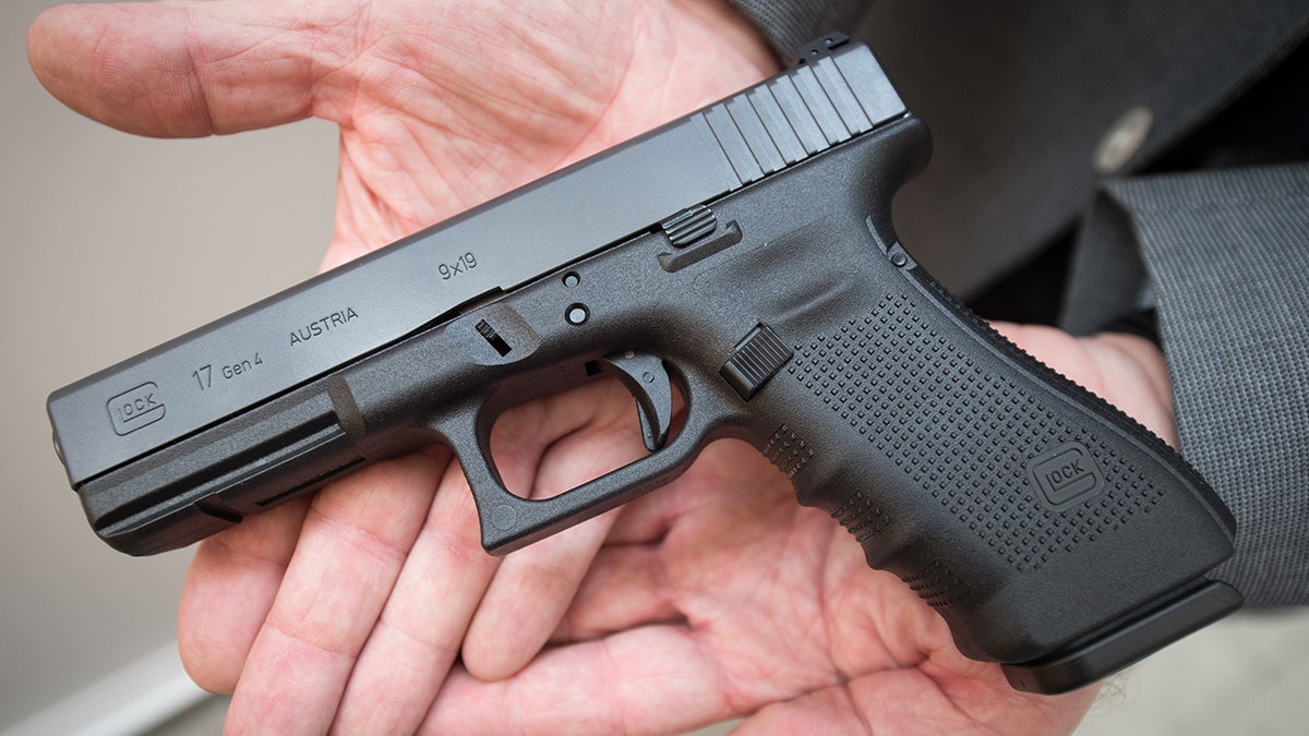 "Glock 17"