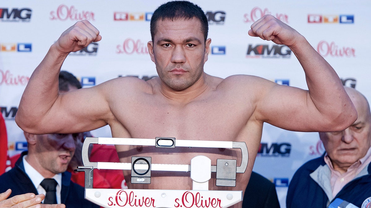 Boxer Kubrat Pulev Ordered To Take Sexual Harassment Class After Kissing Reporter On Lips Mid 