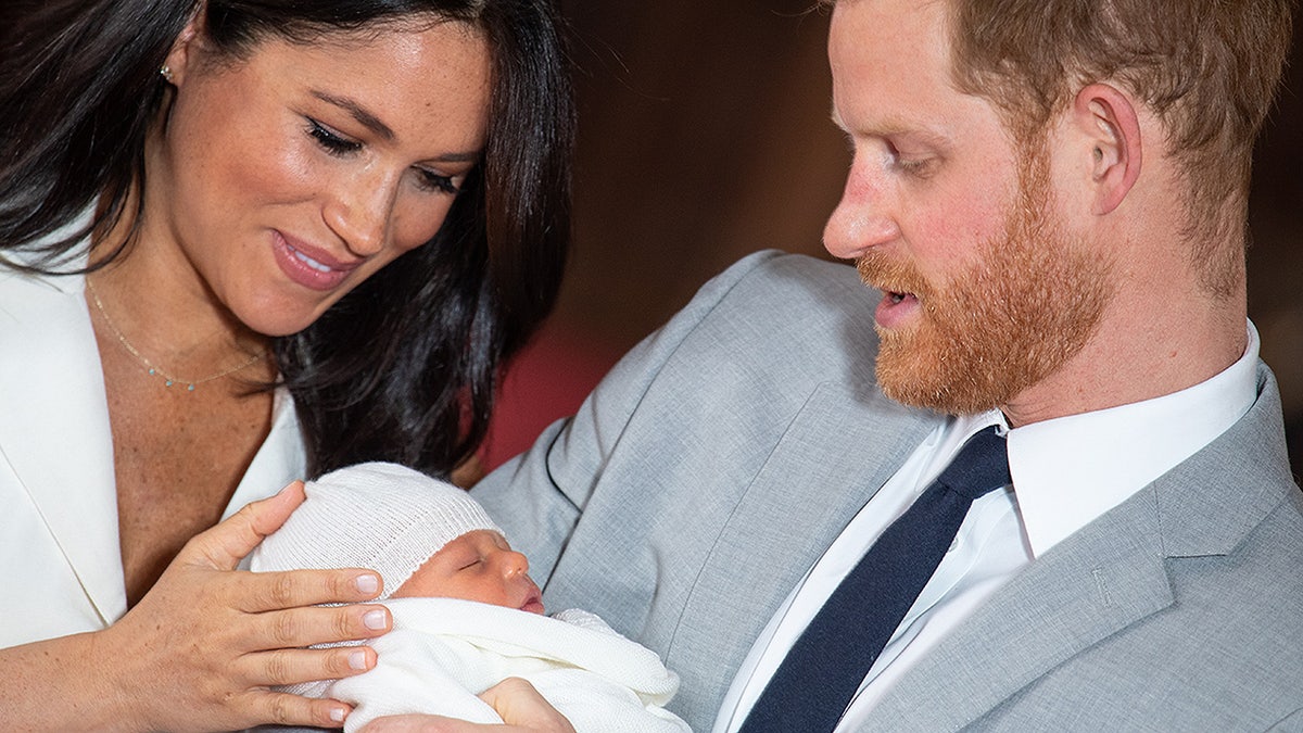 WINDSOR, ENGLAND - MAY 08: Prince Harry, Duke of Sussex and Meghan, Duchess of Sussex, pose with their newborn son during a photocall in St George's Hall at Windsor Castle on May 8, 2019 in Windsor, England. The Duchess of Sussex gave birth at 05:26 on Monday 06 May, 2019. (Photo by Dominic Lipinski - WPA Pool/Getty Images)