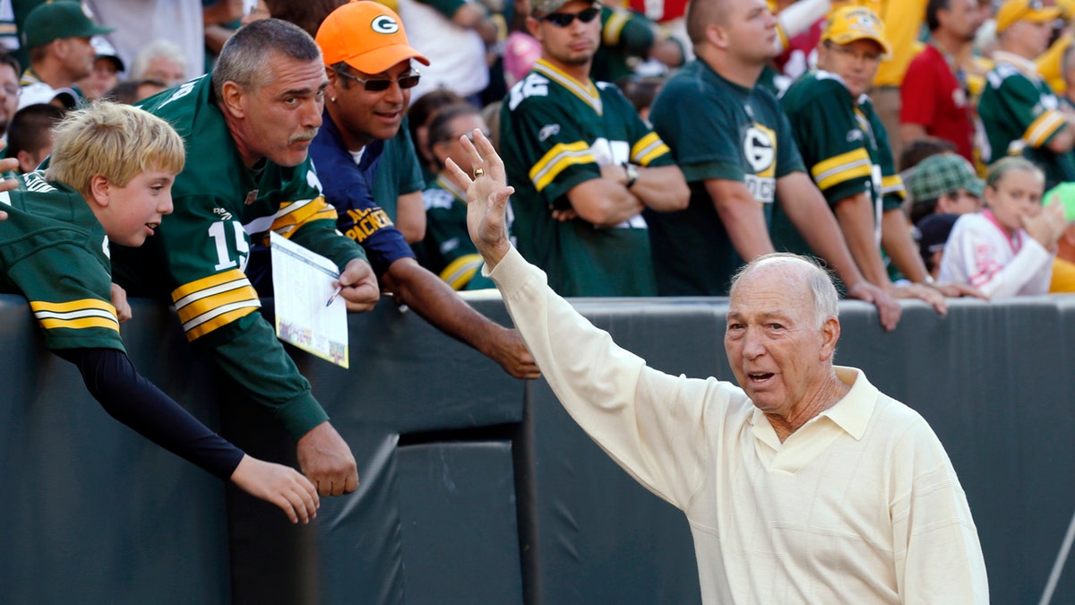 In this Sept. 10, 2012, file photo, former Green Bay Packers quarterback Bart Starr waves to fans during the Packers' NFL football game against the San Francisco 49ers in Green Bay, Wis.