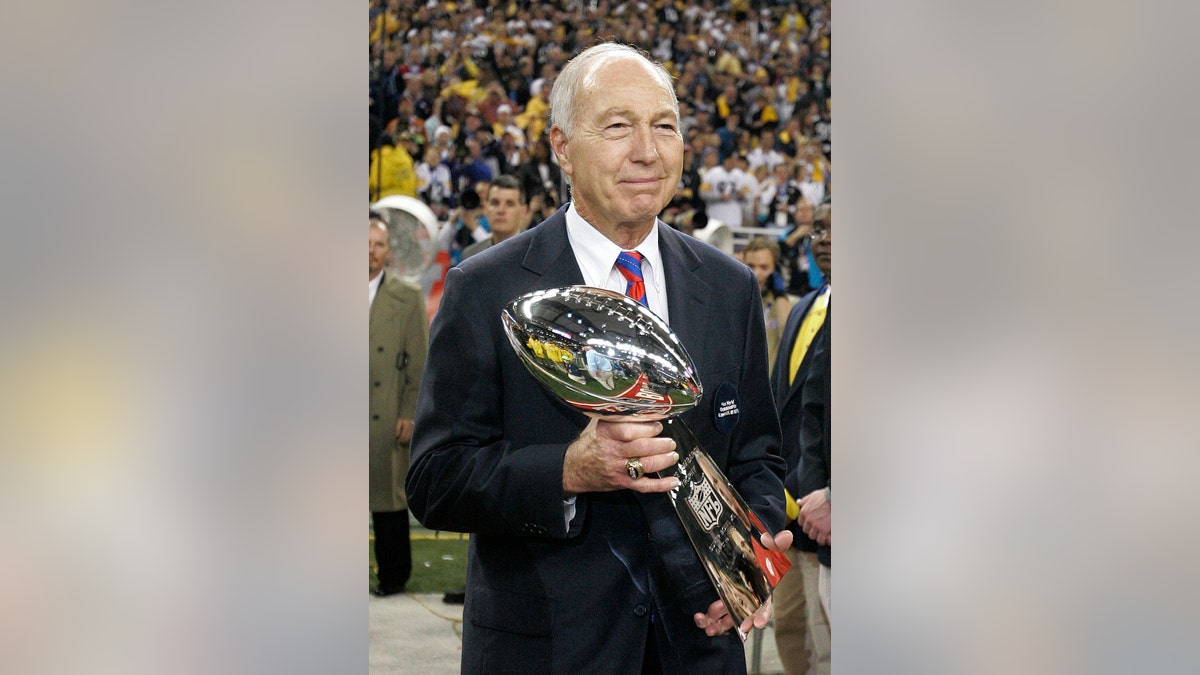 In this Feb. 5, 2006, file photo, former Green Bay Packers' Bart Starr carries in the Vince Lombardi Trophy following the Super Bowl XL football game between the Seattle Seahawks and Pittsburgh Steelers, in Detroit.