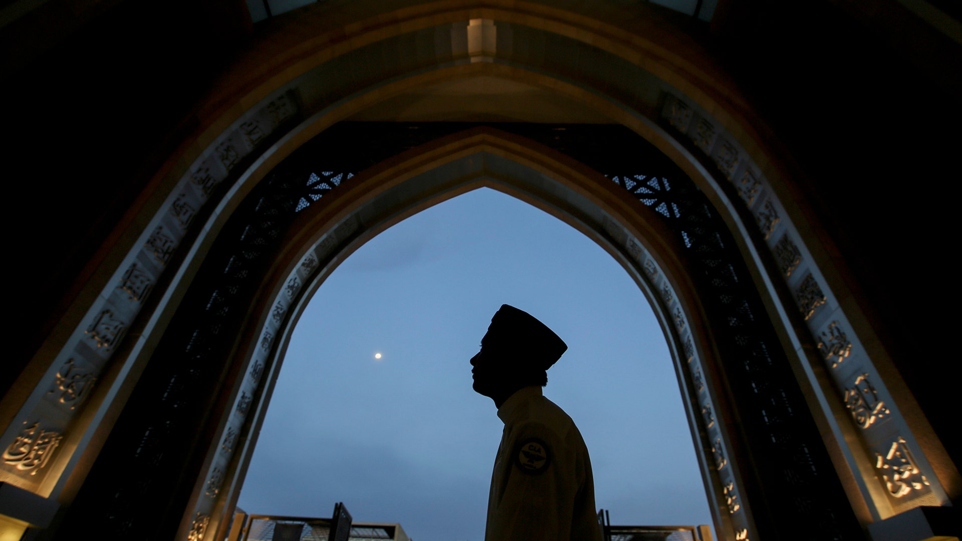 A Muslim man arrives at a mosque for Iftar during the holy Islamic month of Ramadan in Kuala Lumpur, Malaysia, May 16, 2019. 