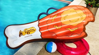 Cracker Barrel releases ‘juiciest pool float’ modeled after new fried chicken item