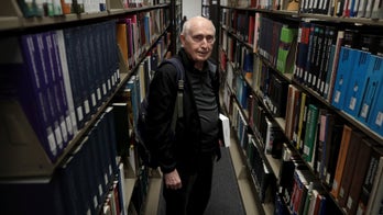 90-year-old man to receive college degree, become oldest Northeastern Illinois University graduate on record: report