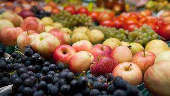 Santa Monica Farmers Market still flooded with shoppers despite coronavirus warnings, photos show