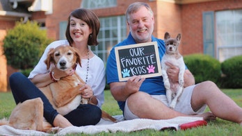 Parents celebrate with 'empty nest' photo shoot after youngest child moves out