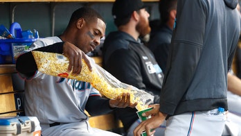 Detroit Tigers fan butters up Curtis Granderson with popcorn during game