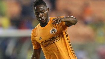 Houston Dynamo defender Maynor Figueroa collapses after learning about father's death