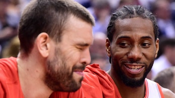 Leonard scores 21, Raptors rout 76ers 125-89 to win Game 5