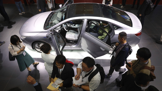 China's auto sales fall 17.7% in April, extending slump