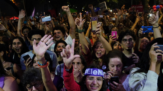 Thousands protest in Rio against education budget cuts