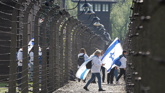 Thousands march in Poland to remember Holocaust victims