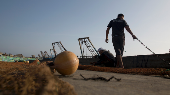 Israel expands Gaza fishing zone, implementing cease-fire