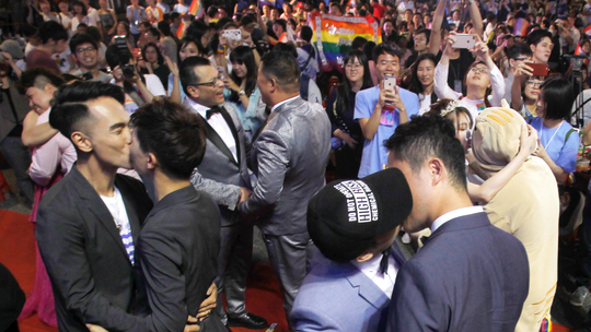 Taiwanese same-sex couples wed at vibrant banquet