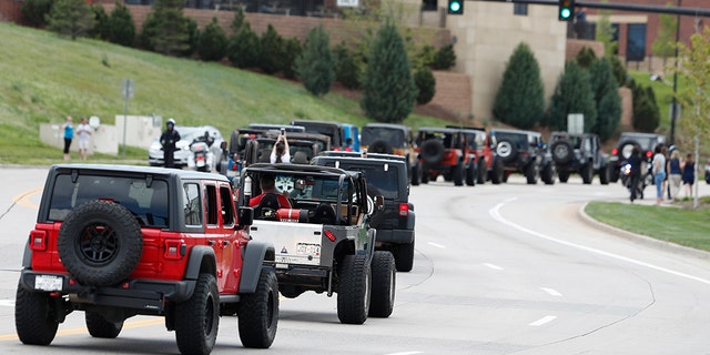 More than 600 Jeeps form a caravan to the memorial. (AP Photo/David Zalubowski)