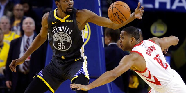 Kevin Du Rant (35), seen here with Golden State Warry last April, reportedly plans to sign with the Brooklyn Network. (AP Photo / Jeff Chiu, File)
