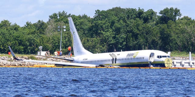 Friday's flight was carrying 136 passengers and seven crew members from Guantanamo Bay in Cuba. According to the Jacksonville Sheriff's Office, minor injuries were reported.<br data-cke-eol="1">