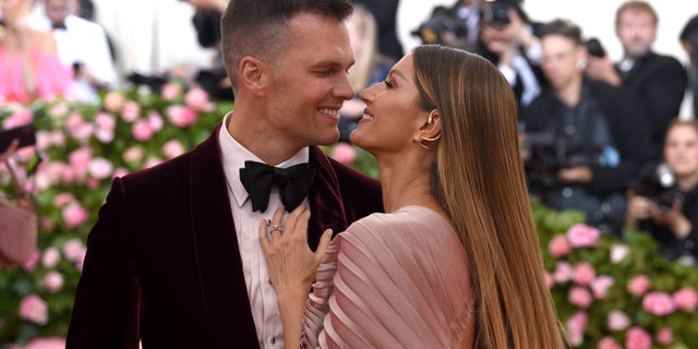 Tom Brady, kiri, dan Gisele Bundchen menghadiri Upacara Manfaat Institut Seni Mode Metropolitan untuk merayakan pembukaan "Perkemahan: Catatan Mode" Pameran pada Senin, 6 Mei 2019 di New York.