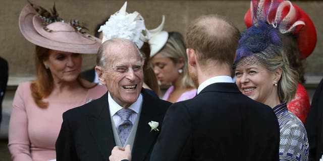 Ο πρίγκιπας Φίλιππος μιλά με τον πρίγκιπα Χάρι, σωστά, καθώς φεύγουν μετά το γάμο της κυρίας Γκαμπριέλα Γουίντσορ και του Τόμας Κίνγκστον στο παρεκκλήσι του Αγίου Γεωργίου, στο Κάστρο του Γουίντσορ, κοντά στο Λονδίνο, Αγγλία, Σάββατο 18 Μαΐου 2019.