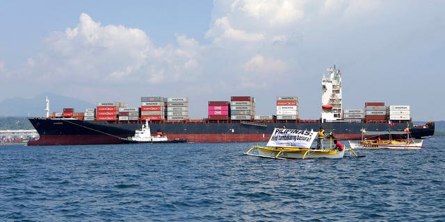Philippines sends tonnes of illegal rubbish back to Canada in shipping containers