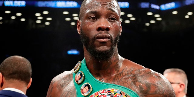 DOSSIER - In photo file, March 3, 2018, Deontay Wilder poses for photos after the WBC heavyweight champion defeated Luis Ortiz in New York. (AP Photo / Frank Franklin II, File)