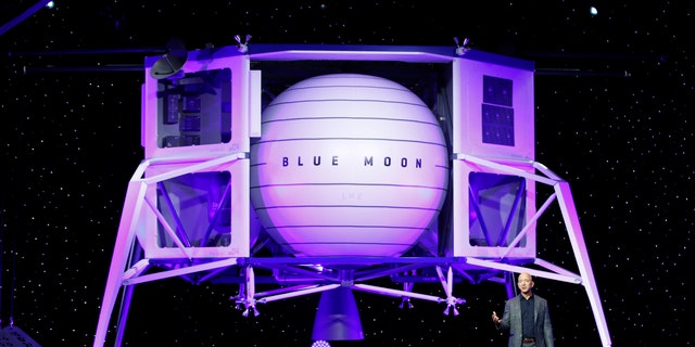 Jeff Bezos speaking in front of a blue moon lunar lander model from Blue Origin on Thursday, May 9, 2019 in Washington DC (Photo AP / Patrick Semansky)