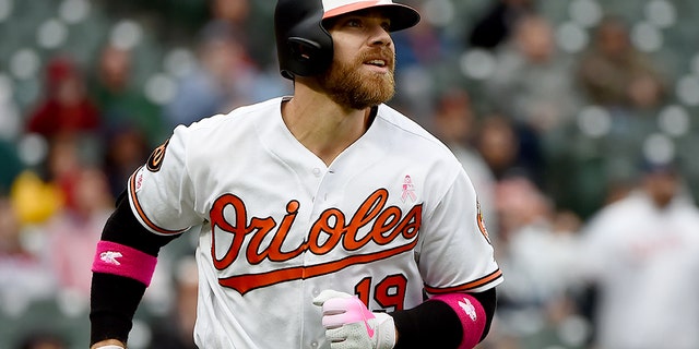 Chris Davis of the Baltimore Orioles bypasses the goals after hitting a circuit at Camden Yards on May 12, 2019 in Baltimore, Maryland. He met Henry Frasca on Saturday, a 9-year-old boy who helped break his unbranded record. (Photo of Will Newton / Getty Images)