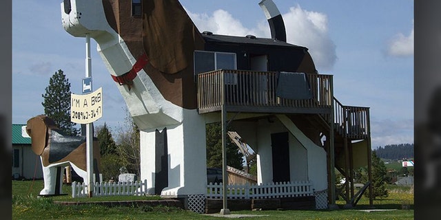 The inn, which has nearly a perfect 5-star rating on its Facebook page, is comprised of two giant dogs – 12-foot tall Toby and the much larger Sweet Willy, though visitors can only sleep in Sweet Willy.