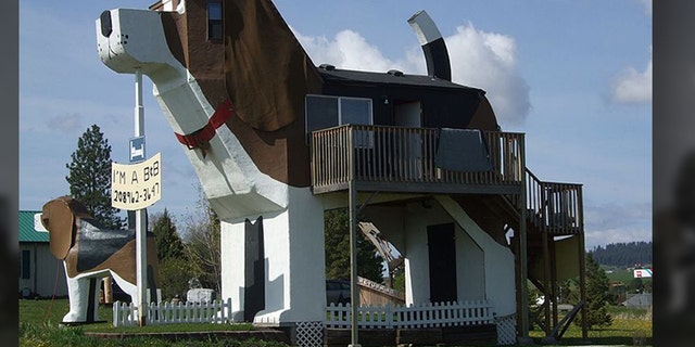 The inn, which has nearly a perfect 5-star rating on its Facebook page, is comprised of two giant dogs – 12-foot tall Toby and the much larger Sweet Willy, though visitors can only sleep in Sweet Willy.